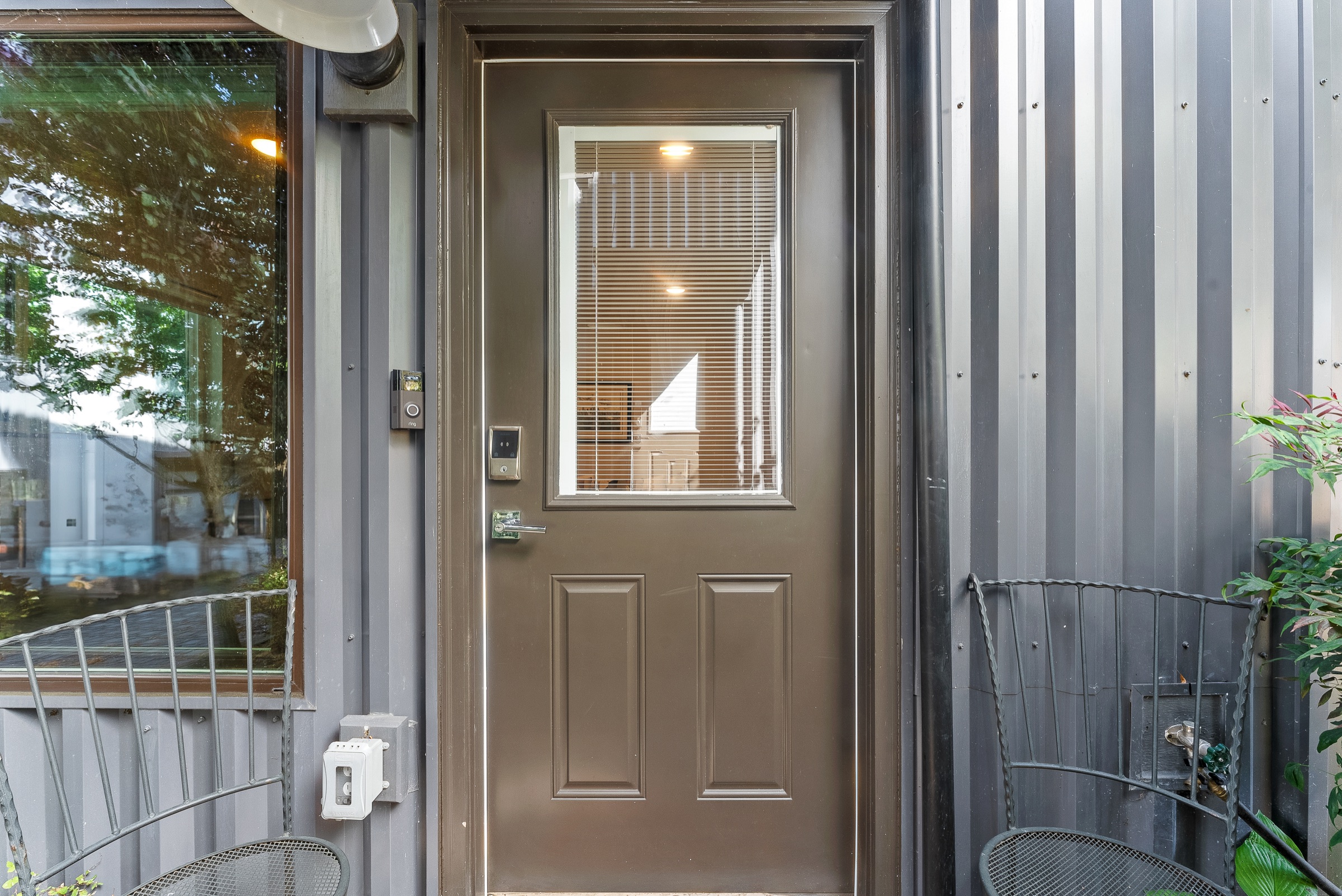 Private entrance with smart-lock self check-in
